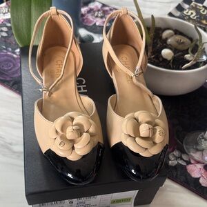 Chic Two-Tone Floral Flats